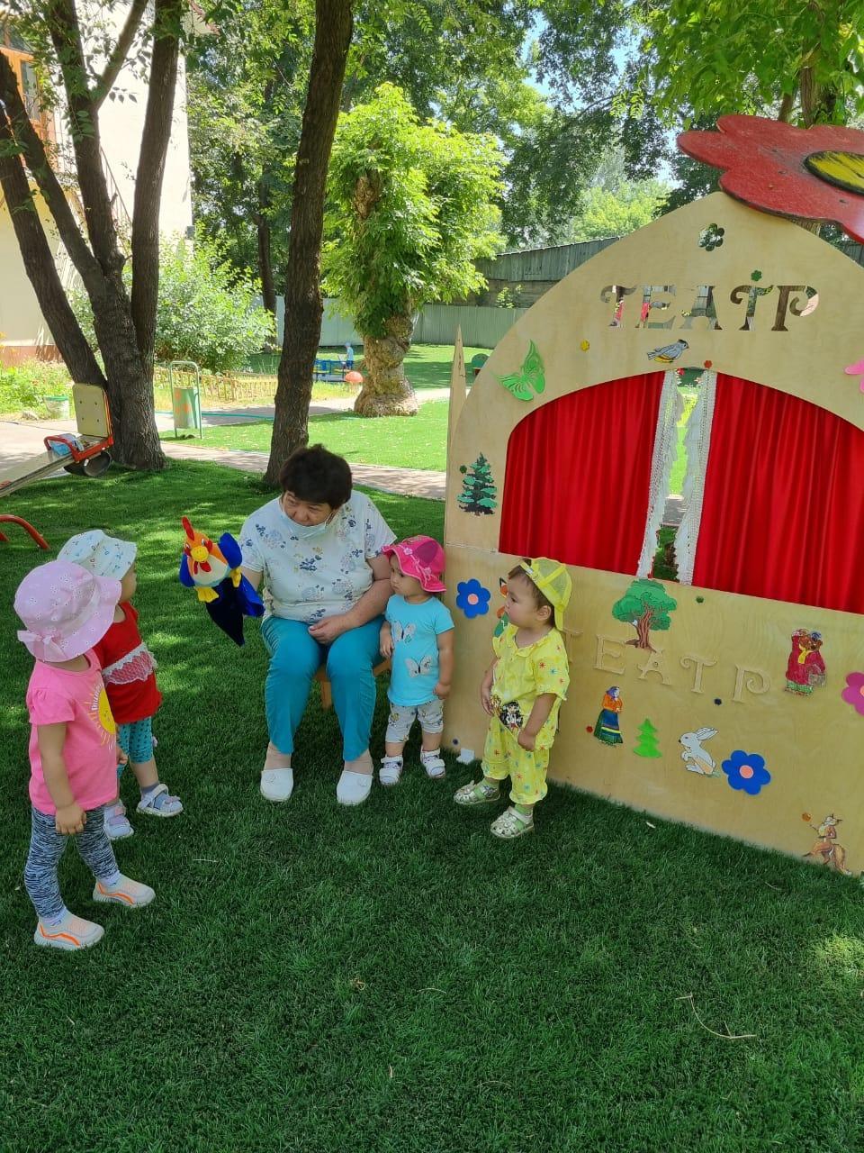 "Балапан", "Балдәурен"  кішілер тобының бүлдіршіндері театр әлемімен танысуда.